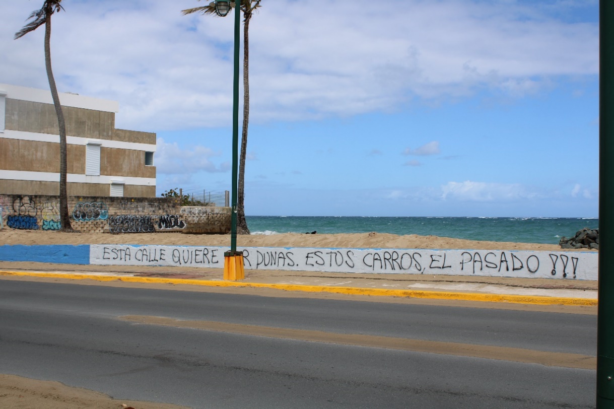  “Esta calle quiere ser duna. Estos carros, el pasado!!!” lee un mensaje escrito en una popular playa del área de Ocean Park, San Juan