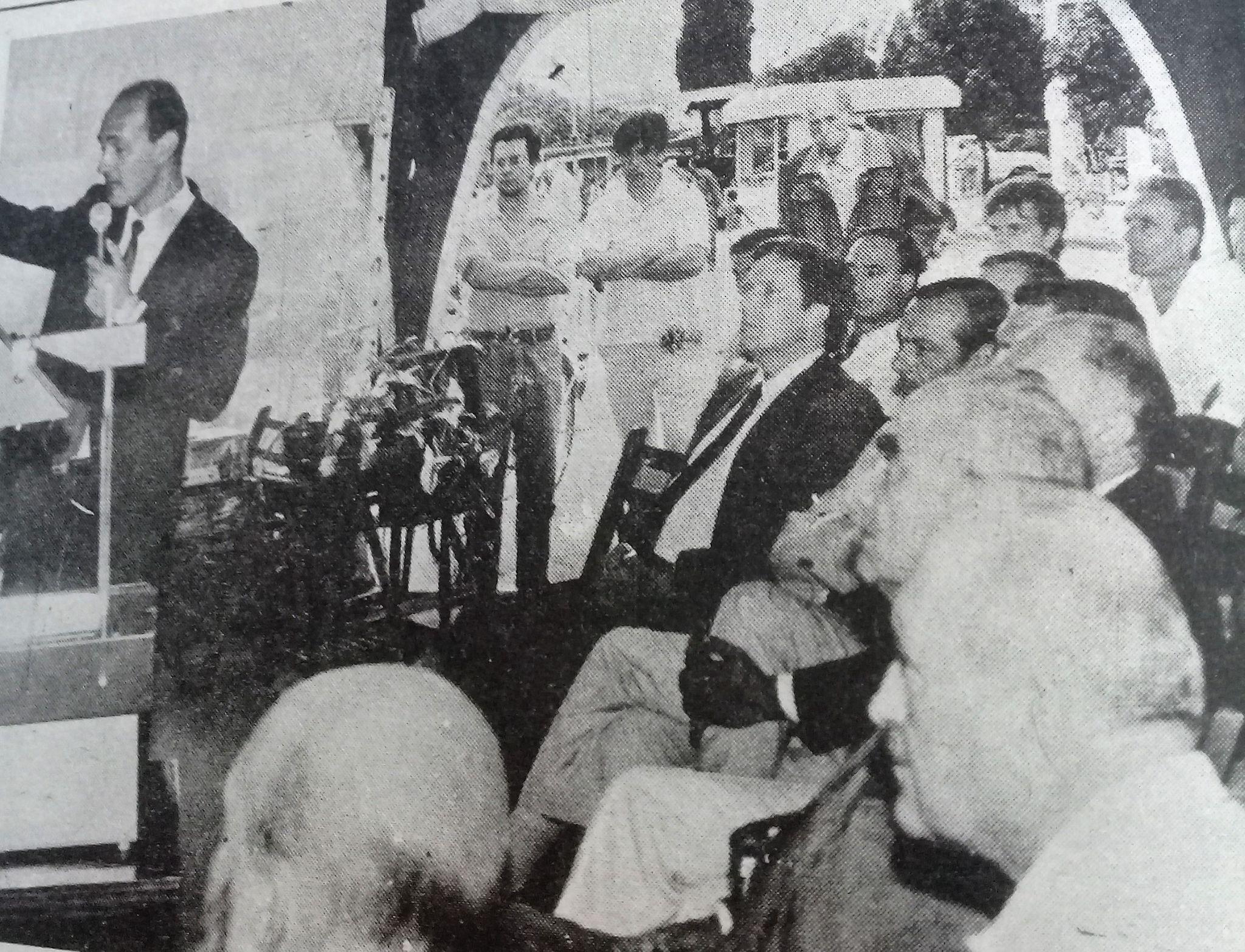 El licenciado Walter Cellario de la Bolsa de Cereales de Bahía Blanca
disertando en la Carpa de Pionner, 1990