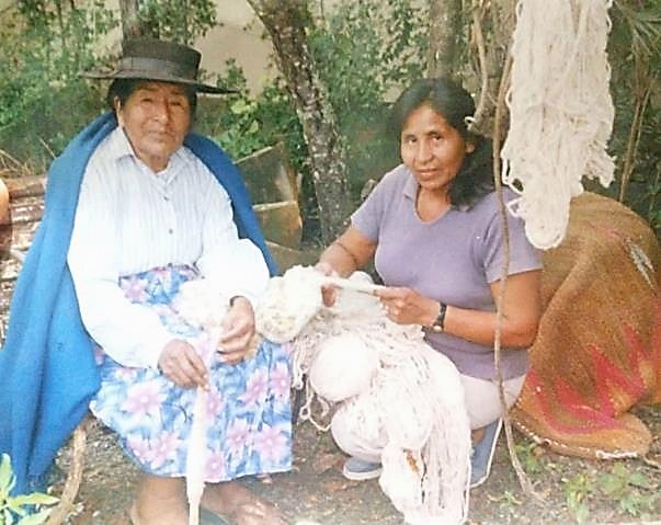 Dorita junto a su madre en la tarea del hilado