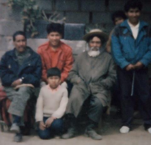 Fotografía de los hijos y el padre de Dorita. El padre es el
primero a la izquierda, seguido por sus dos hijos