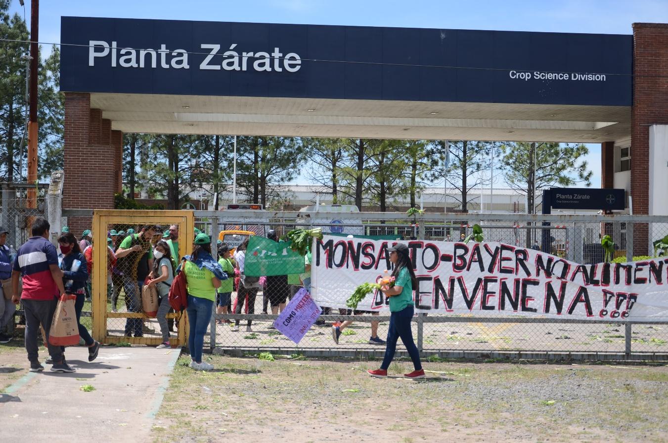 Fotograf&iacute;a 1  : Movilizaci&oacute;n de la Uni&oacute;n de Trabajadores de la Tierra frente a la planta Z&aacute;rate de Bayer-Monsanto.